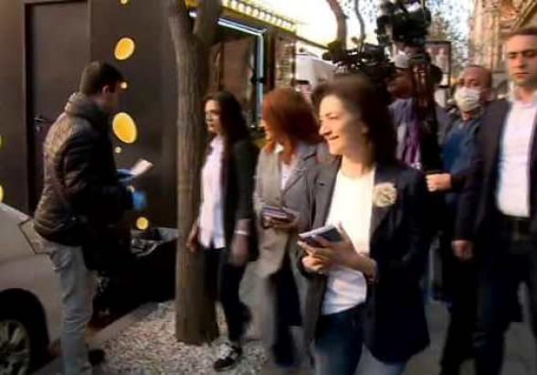 Պարետ ջան, դո՛ւ զանգիր տիկին Աննային և տեղեկացրու, որ բուկլետ բաժանելուց պարտադիր կրի բժշկական ձեռնոցներ և դիմակ (տեսանյութ)