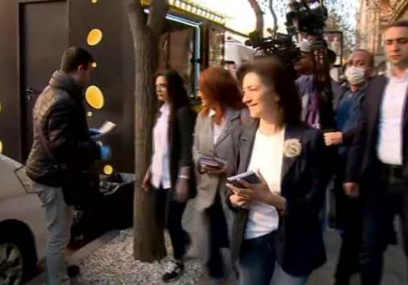 «Էլիտար ու արտոնյալ» կամավորնե՞ր գոյություն ունեն, որ կարող են վարակի կանխարգելիչ աշխատանքների մասին պատմող թերթիկներ բաժանել՝ առողջապահական տարրական կանոնները չպահպանելով. «Իրատես»