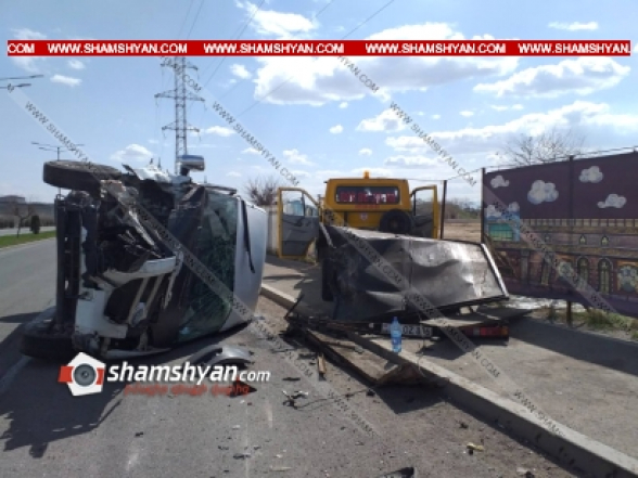 Երևանում. Ford Transit-ը բախվել է կայանված Mercedes քարշակին և կողաշրջվել
