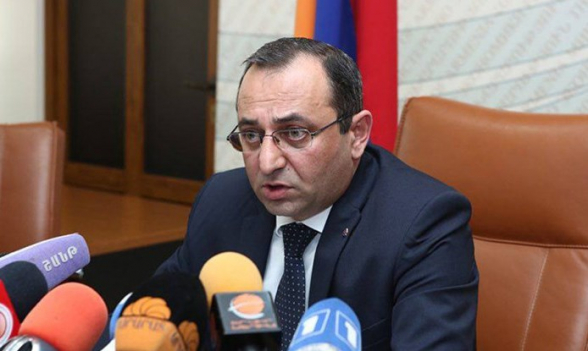 Արտակարգ դրության պայմաններում պետք է դադարեցվեն պարգևատրումները և իջեցվեն հանրային ծառայողների բարձր աշխատավարձերը, որպեսզի այդ ռեսուրսները ծառայեն բնակչությանը․ Արծվիկ Մինասյան