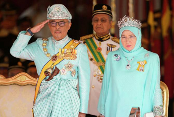 Король и королева Малайзии ушли на карантин
