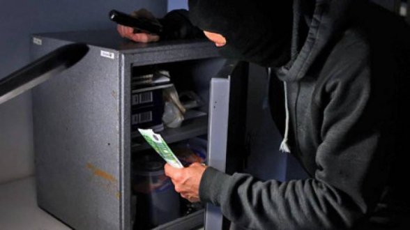 Գրիգոր Լուսավորչի փողոցի խանութներից մեկում երիտասարդը գողացել է չհրկիզվող պահարան