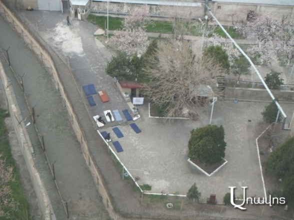 Հիվանդ դատապարտյալները գիշերել են բակում