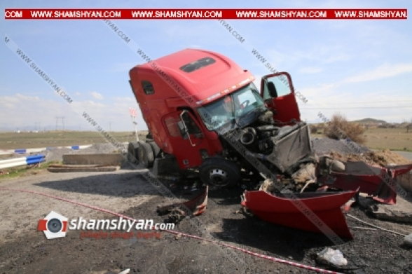 Կոտայքի մարզում ՌԴ 45-ամյա քաղաքացին բեռնատար-կցորդիչով բախվել է երկաթբետոնե արգելապատնեշներին և կողաշրջվել