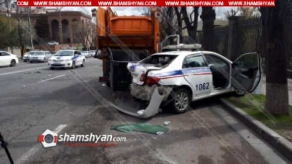 Ազգային ժողովի դիմաց Mercedes-ը բախվել է ճանապարհային ոստիկանի ավտոմեքենային, վերջինս էլ՝ աղբատար բեռնատարին. կա վիրավոր (տեսանյութ)