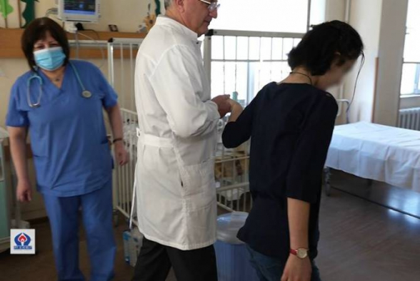 Գյումրիում ծեծի ենթարկված 13-ամյա աղջիկը բժիշկների օգնությամբ արդեն քայլում է