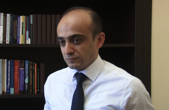 Նիստից մեկ րոպե առաջ են մեզ տեղեկացրել, որ արտահերթ է լինելու և սա ևս մեկ անգամ ֆիքսում է, որ իշխանությունները որդեգրել են պառլամենտարիզմի ոչնչացնելու քաղաքականություն․ Տարոն Սիմոնյան