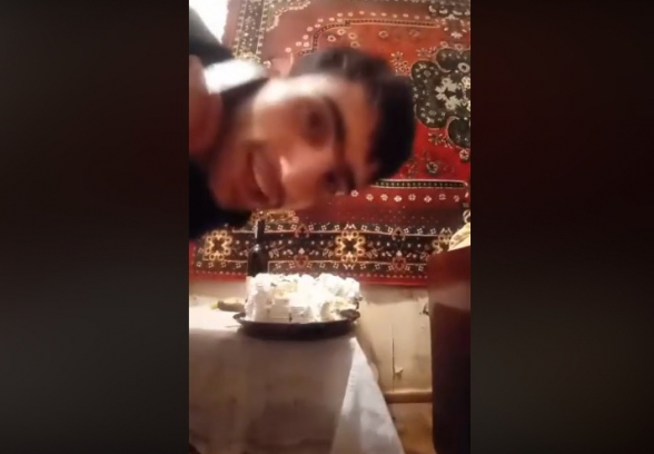 Լսե՛ք, թե ինչպես է հերթական լայվից առաջ ուղղություն ստանում այս օրերի ֆեյսբուքյան խեղկատակ Joni Brjoni-ն (տեսանյութ)