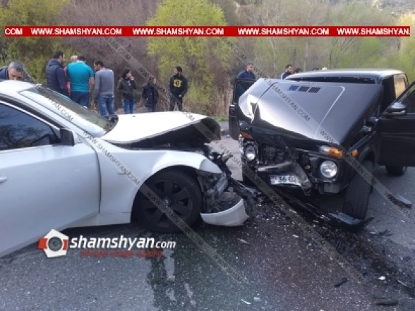 Հրազդանի կիրճում ճակատ-ճակատի բախվել են BMW-ն ու «Նիվան». կա 4 վիրավոր