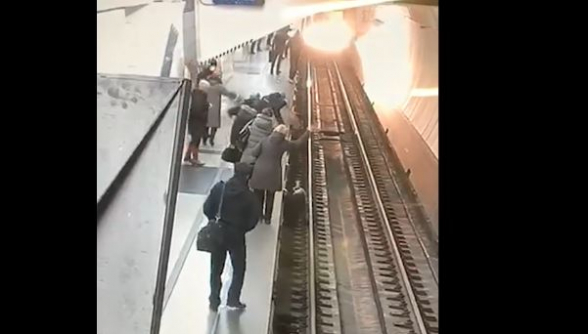 Залипла в телефон и упала на рельсы