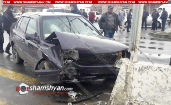 Կոտայքի մարզում 36-ամյա վարորդը Volkswagen-ով բախվել է ճանապարհի բաժանարար բետոնե պատնեշին. կան վիրավորներ