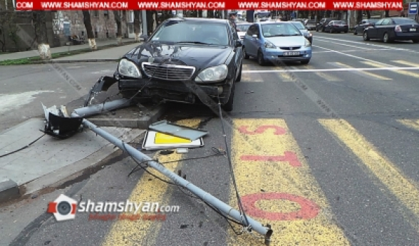 Երևանում բախվել են Ford-ն ու Mercedes-ը, Mercedes-ն էլ տապալել է խաչմերուկը կարգավորող և ինտերնետային կապի համար նախատեսված երկաթե սյունը
