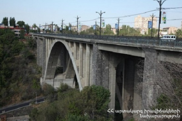 Կիևյան կամրջից 29-ամյա երիտասարդը փորձել է իրեն ցած նետել (տեսանյութ)