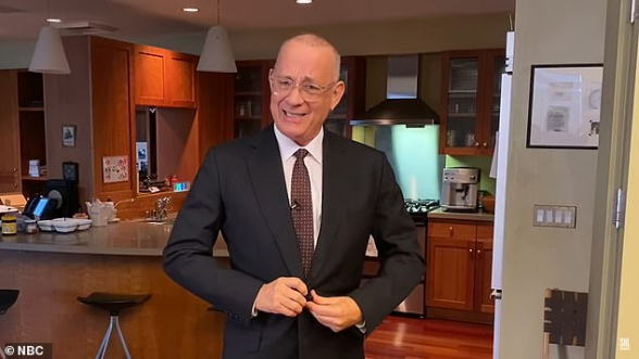 Թոմ Հենքսը կորոնավիրուսից ապաքինվելուց հետո վարել է Saturday Night Live-ի առաջին առցանց հաղորդումը