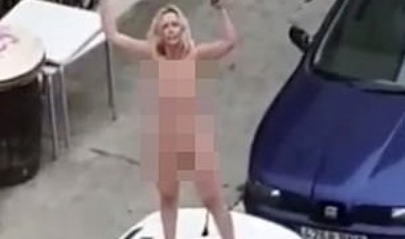 В Испании уставшая от самоизоляции голая женщина залезла на полицейскую машину