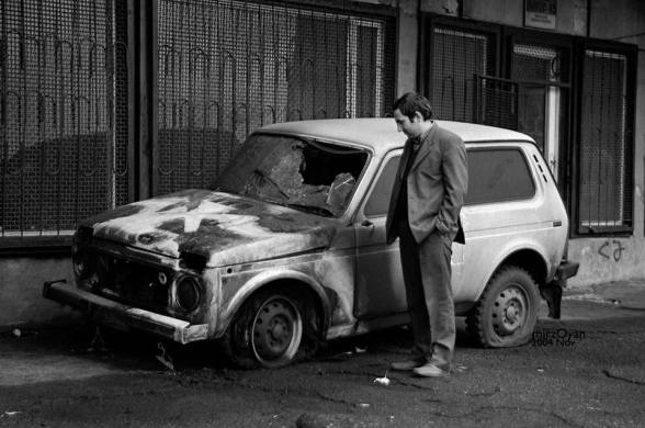 Մի լրագրող է լինում, պայմանավորվածությունը խախտում է, օլիգարխն էլ իր թիկնապահներին ուղարկում է, իր նվիրած մեքենան վառում է