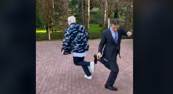 Экс-премьер Грузии Иванишвили показал «выкрутасы» с сыном