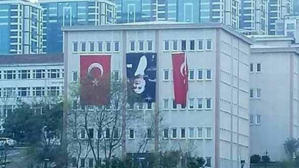 Աթաթուրքի նկարը գլխիվայր են կախել թուրքական համալսարանի շենքից