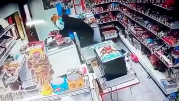 Грабитель с треском проиграл битву за содержимое кассового аппарата (видео)