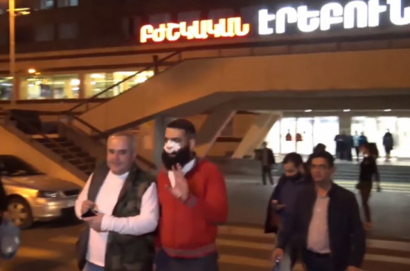 Արթուր Դանիելյանը դուրս է եկել Էրեբունի ԲԿ-ից, նա հանցագործության մասին հաղորդում է ներկայացրել ընդդեմ Ալեն Սիմոնյանի (տեսանյութ)