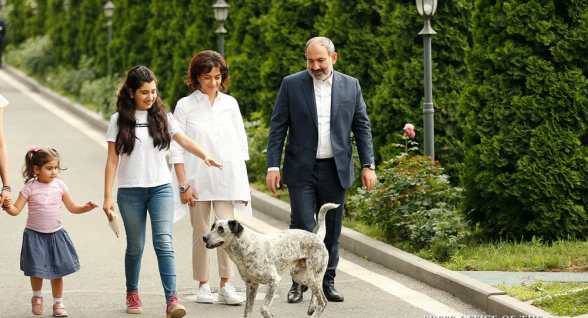 Փաշինյանի ընտանիքը դուրս է եկել զբոսանքի ու համոզվել՝ կանոնները չեն պահպանվում