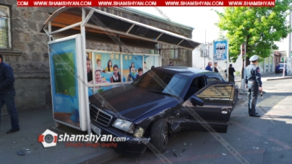 Մալաթիայի թաղապետարանի դիմաց բախվել են Opel-ն ու Mercedes-ը, Mercedes-ն էլ մխրճվել է կանգառում. կա վիրավոր