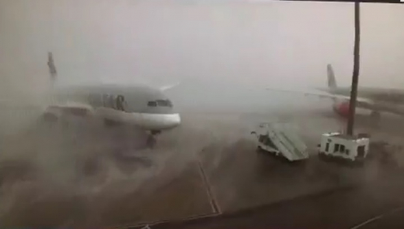 Камера наблюдения запечатлела момент столкновения авиалайнеров «Qatar Airways» в Дохе (видео)