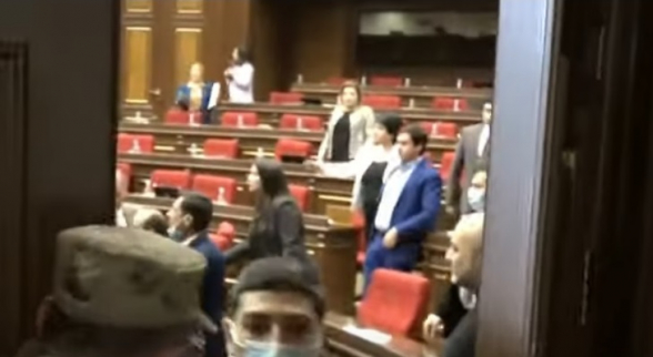 Ինչպես են ծեծկռտուքից հետո պատգամավորները լքում դահլիճը