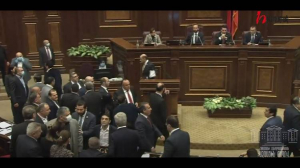 Հրատապ հավաք. իշխող ուժը քննարկում է ծեծկռտուքը