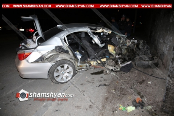 Երևանում 34-ամյա վարորդը BMW-ով բախվել է էլեկտրասյանը. ավտոմեքենան վերածվել է մետաղե ջարդոնի