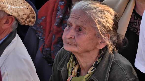 Մենք դեռ տեսնելու ենք՝ ոնց է Լեյլա տատին իր կողմից վաճառվող կանաչիները շպրտում կառավարության շենքի վրա