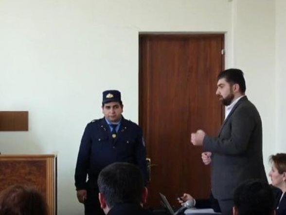 Պարոն Սանասարյան, դուք, կարծես թե, ձեր պաշտոնեական դիրքը չարաշահել եք. դատավորը՝ Սանասարյանին