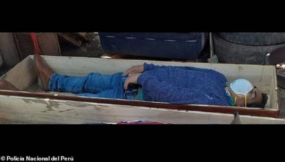 Քաղաքապետը դագաղի մեջ մահացած է ձևացել՝ կարանտինի խախտման համար չձերբակալվելու ակնկալիքով