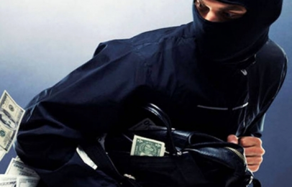 Երկաթյա ձողով հարվածել են «Մալաթիա» տոնավաճառի տարադրամի փոխանակման կետի աշխատակցի գլխին ու հափշտակել 10 հազար ԱՄՆ դոլար