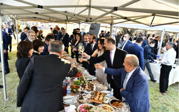Բացօթյա տարածքում դա այդքան էլ խախտում չէ, բայց քաղաքացիներին կոչ ենք անում՝ զերծ մնալ նման հավաքներից. Արցախի պարետատան խոսնակը՝ 20-ից ավելի անձանց մասնակցությամբ միջոցառման մասին