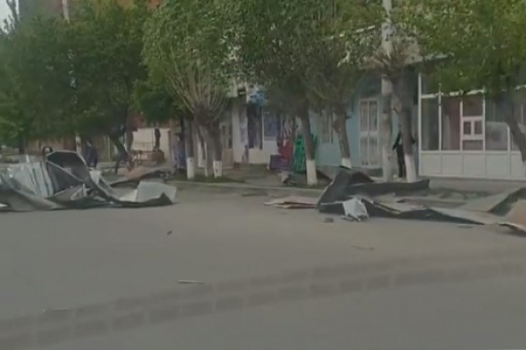 Գյումրիում ուժեղ քամուց վնասվել է շենքի տանիք, որի թիթեղյա ծածկը հայտնվել է երթևեկելի հատվածում