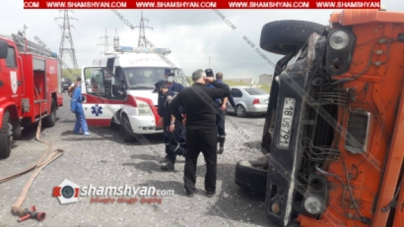 Ավտովթար Կոտայքի մարզում Առինջ գյուղի ճանապարհին բախվել են Opel-ն ու ավազով բարձված КамАЗ-ը. վերջինս կողաշրջվել է