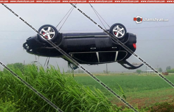 Ավտովթար Արմավիրի մարզում. «Porsche Cayenne»-ը, գլխիվայր շրջվելով, հայտնվել է դաշտում