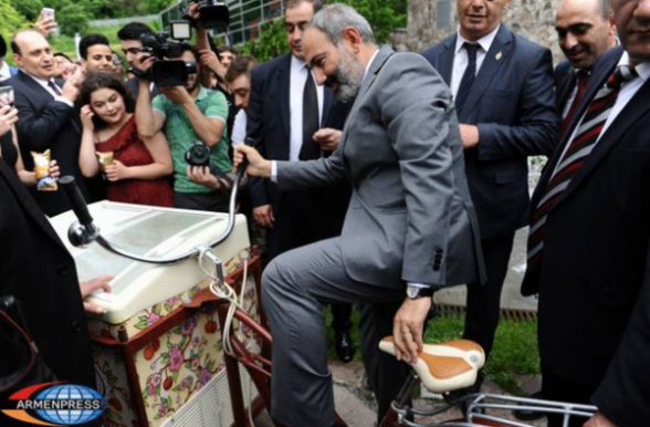 Արջը յոթ երգ գիտի, յոթն էլ փողի մասին է