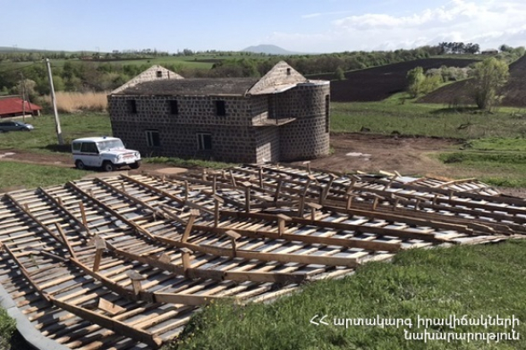 Ուժեղ քամուց պոկվել է տան տանիքը և ընկել ճանապարհի երթևեկելի հատված․ ճանապարհը դարձել է երկկողմանի փակ