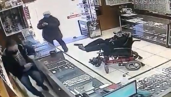 В Бразилии инвалид, державший ногами игрушечный пистолет, попытался ограбить магазин (видео)