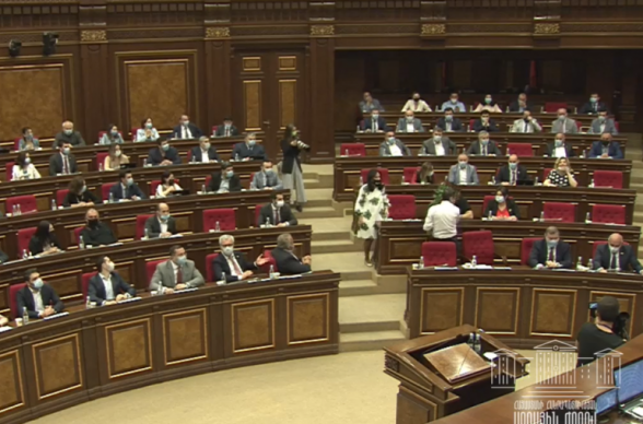 Զավեշտալի դեպք ԱԺ-ում․ Արման Աբովյանը ծաղկեփունջը Կարինե Պողոսյանին նվիրելու փոխարեն՝ շփոթմամբ ցանկանում էր նվիրել Նաիրա Զոհրաբյանին (տեսանյութ)