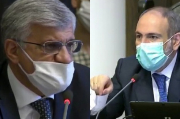 Դիմակը սխալ կրելու համար վարչապետը նկատողություն արեց Արմեն Ղուլարյանին