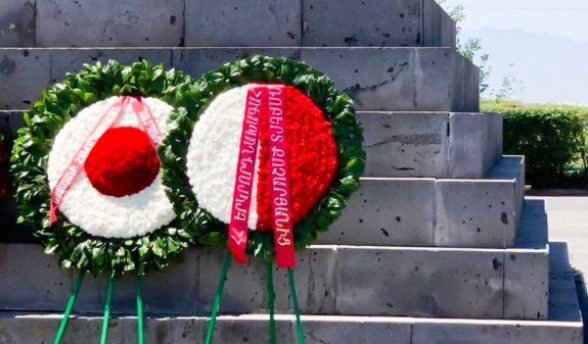 Ռոբերտ Քոչարյանի անունից ծաղկեպսակ է տեղադրվել Սարդարապատի հուշահամալիրում