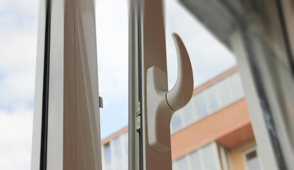 14-ամյա աղջիկը սպառնացել է ցած նետվել Բաղրամյան պողոտայի շենքերից մեկի պատուհանից