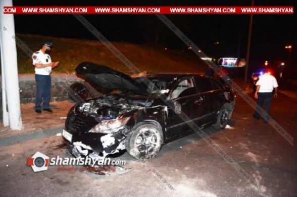 Երևանում 21-ամյա վարորդը «Toyota»-ով ռուսական եկեղեցու դիմաց բախվել է բազալտե պաշտպանիչ պարսպին և կողաշրջվել. կան վիրավորներ