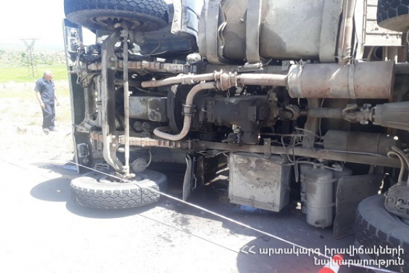 Աշտարակ-Արուճ ավտոճանապարհին «ԿամԱԶ» մակնիշի ավտոմեքենան դուրս է եկել երթևեկելի հատվածից և կողաշրջվել․ կա տուժած (տեսանյութ)