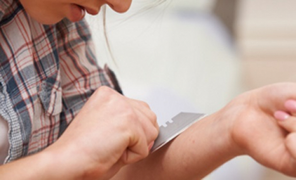 Երևանի Աբովյան փողոցի շենքերից մեկի բնակիչն ինքնասպանության նպատակով կտրել է դաստակի երակները