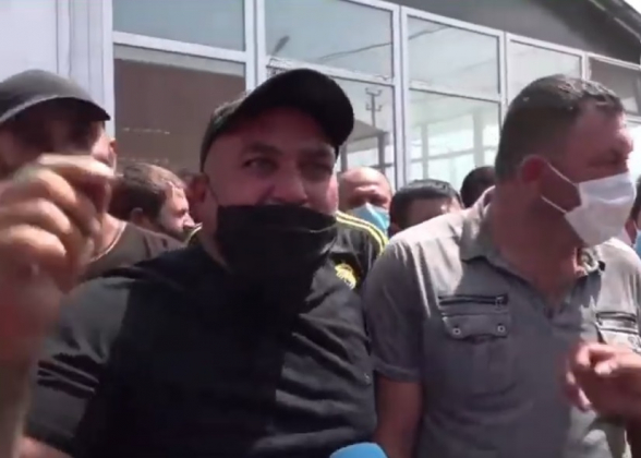 Իրան սարքինք վարչապետ, էսօր մեզ ուզում ա սպանի՞․ ոստիկանները ուզում են փակել «Մեյմանդարի» շուկան. գյուղացիները բողոքում են (տեսանյութ)