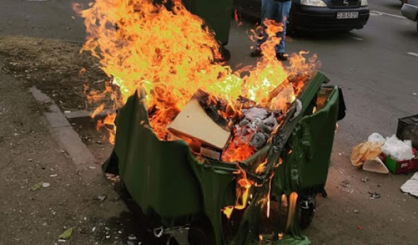 Թումանյան և Նալբանդյան փողոցների խաչմերուկում տեղադրված 4 աղբամանները այրել են 26-ամյա երիտասարդը և 23-ամյա աղջիկը